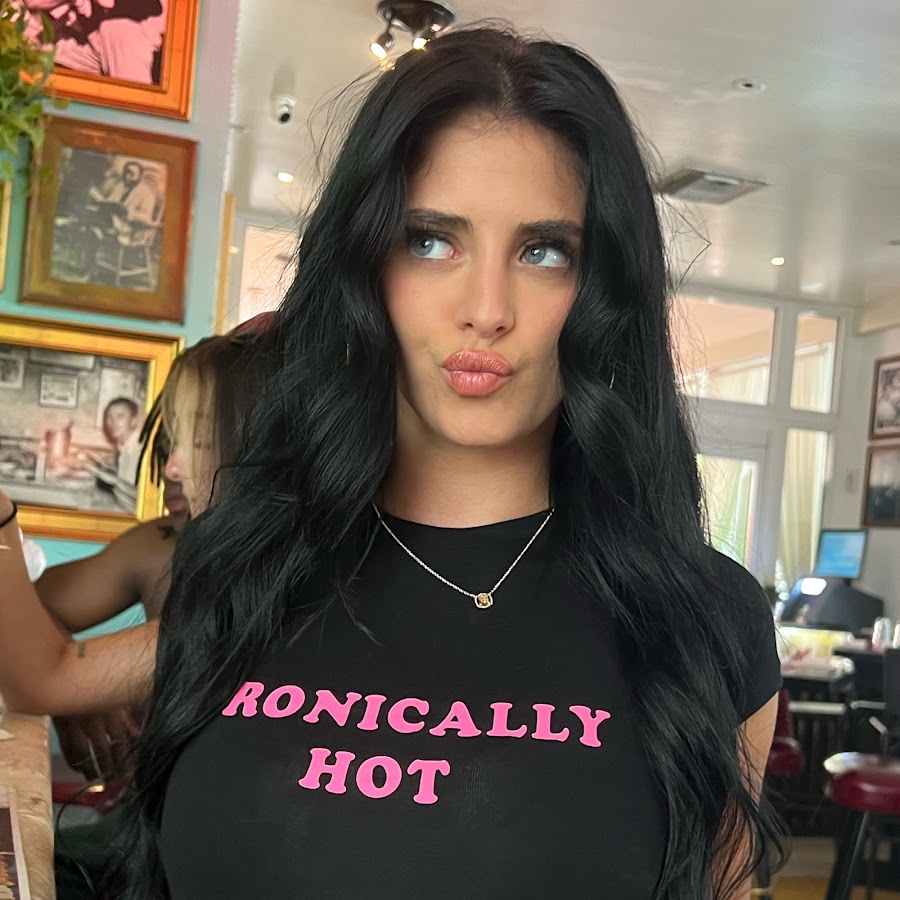 Camilla Araujo Profile Image